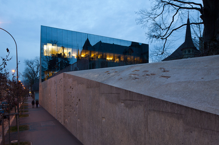 Das Stadtarchiv mit Kunstfels abends (Architekturbuero :mlzd, 2009)